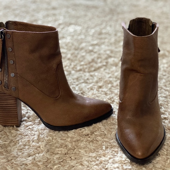 Vince Camuto Beige Leather Western Heeled Boot Details Size 6.5 - Picture 3 of 4